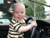 Garotinho de 2 anos dirige um carro