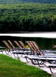 Chaises longues sur le lac