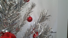 Srebrny Choinka czerwonym ornamentem