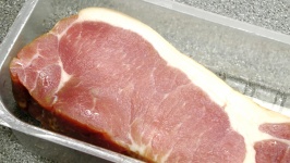 Bacon não cozidas em um pacote