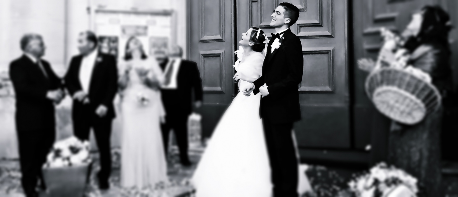 https://www.publicdomainpictures.net/pictures/150000/velka/the-wedding-bandw-blurred.jpg