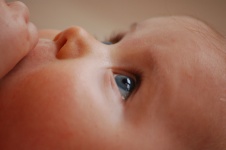 Entzückende Baby mit blauen Augen