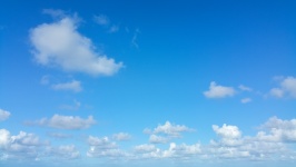 Blå himmel och vita moln