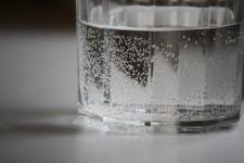 Water bellen in een glas
