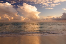 Caraïbisch strand in de ochtend