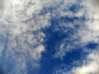 Nuvens do céu azul