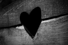 Corazón tallado pared de madera