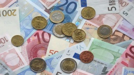 Euro-Banknoten und Stimmen