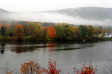 Ködös őszi New England River
