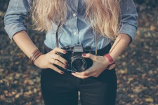 Ung kvinna och kamera