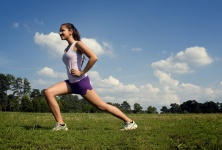 Sporty giovane donna jogging