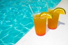 Bebida de naranja en la piscina