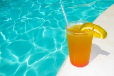 Bebida de naranja en la piscina