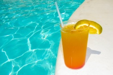 Oranje drank bij het zwembad