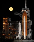 Space Shuttle sob a Lua cheia