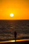 Vrouw silhouet op zee zonsopgang