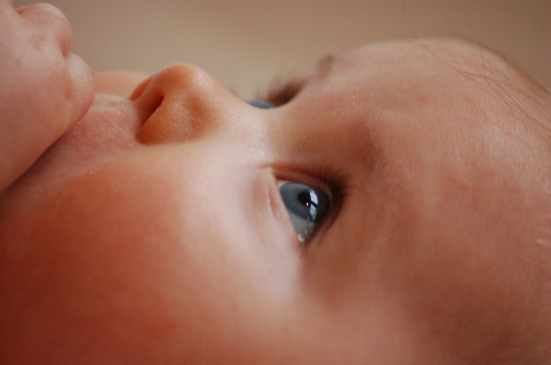 青い目と愛らしい赤ちゃん