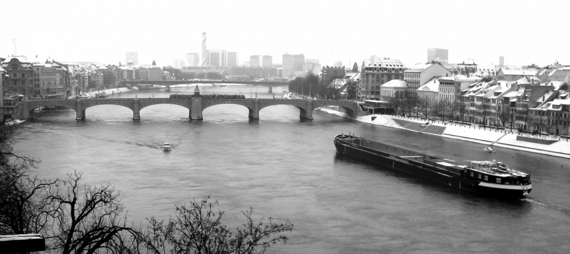 Barcaza en el río del Rin