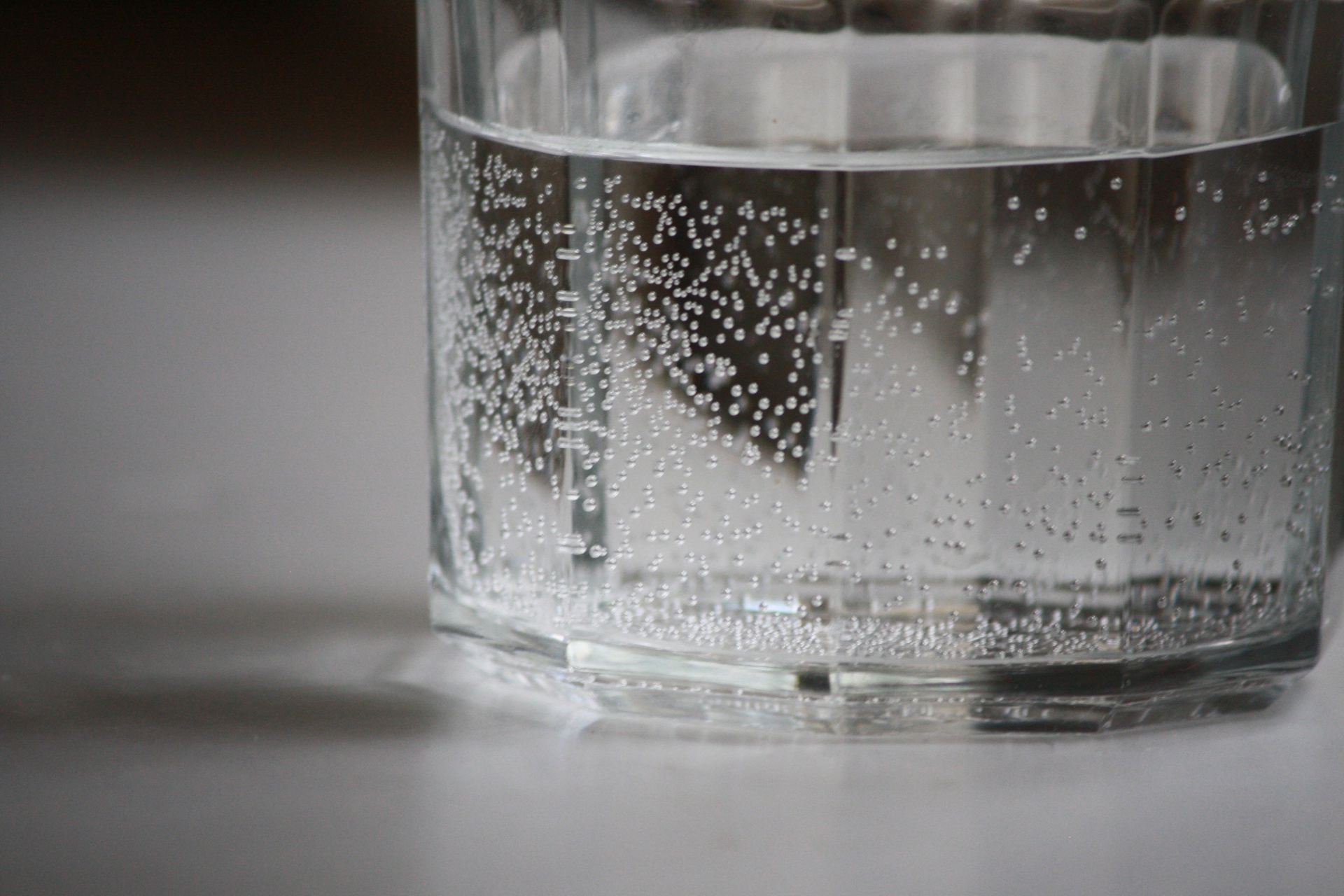 Bolhas de água em um copo