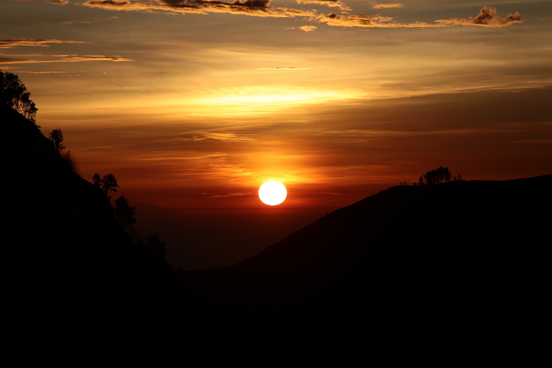 太陽と山からの夕日