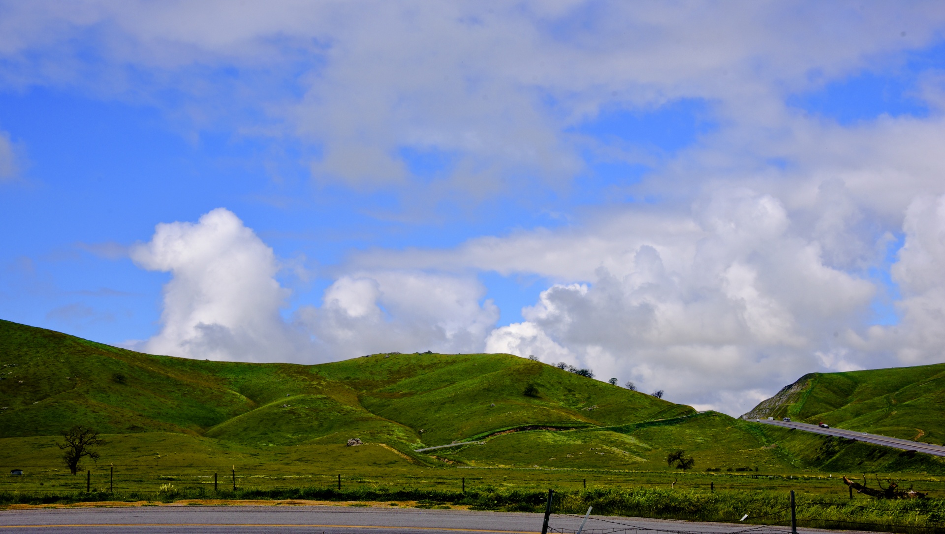 Colinas verdes y cielo nublado