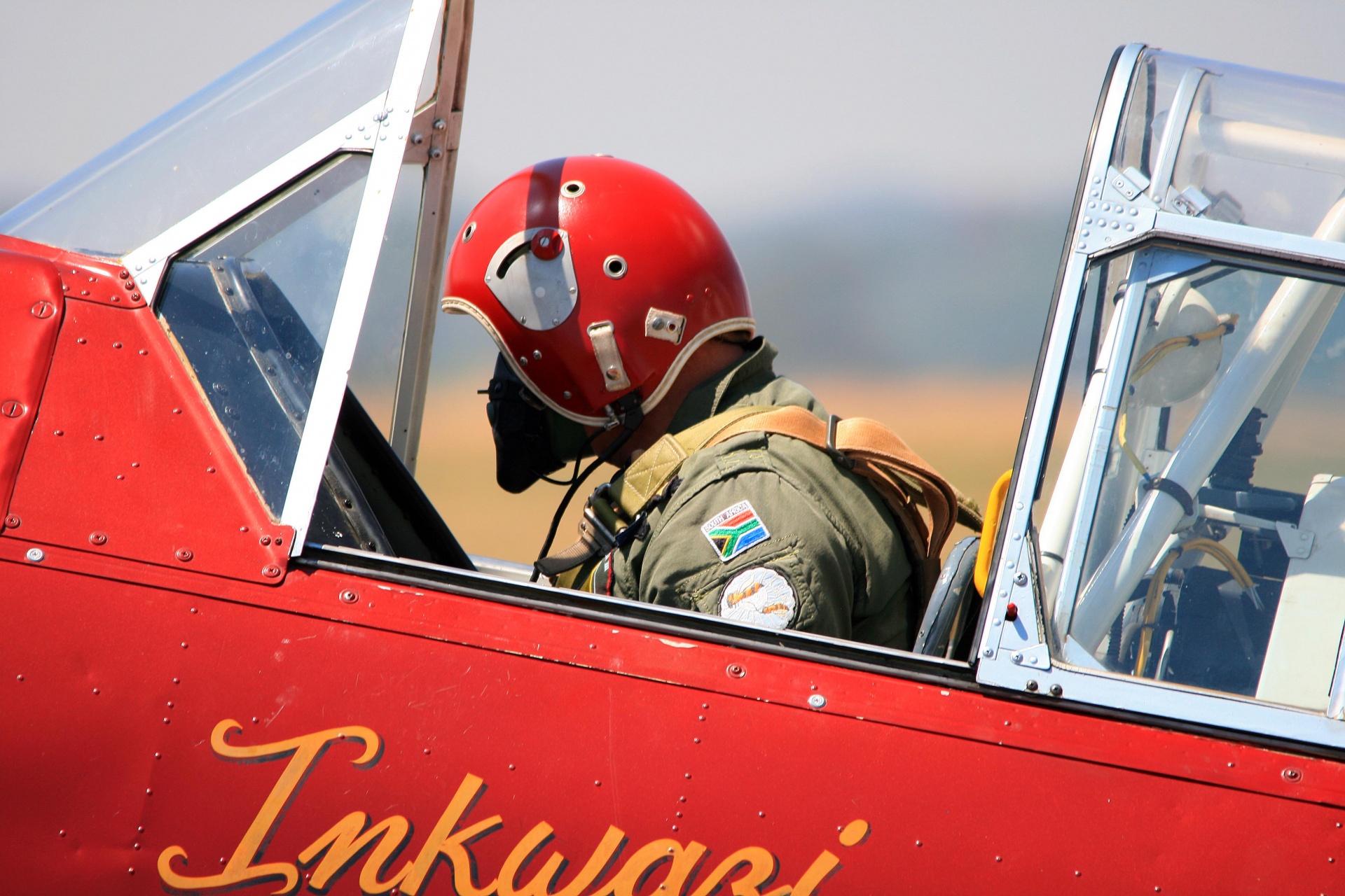 赤いヘルメットを持つハーバードパイロット