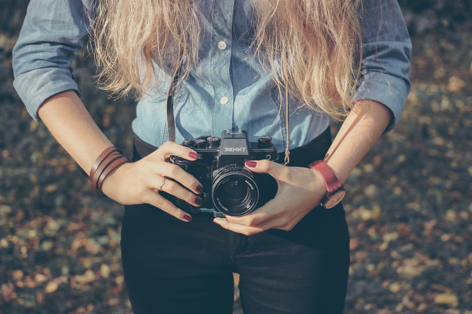 Mladá žena a fotoaparáty