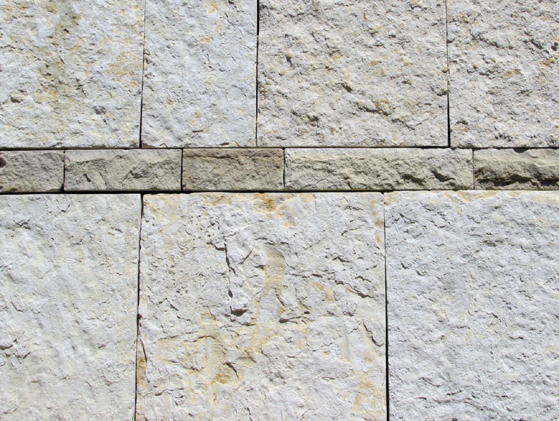 石灰岩のブロック壁