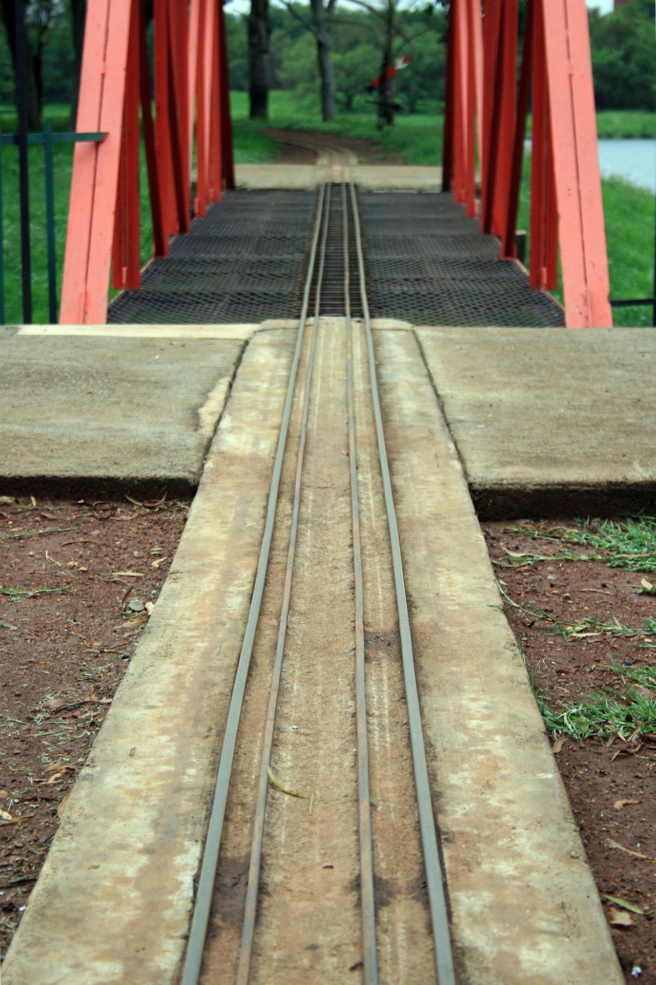 Ponte do trem modelo e faixas