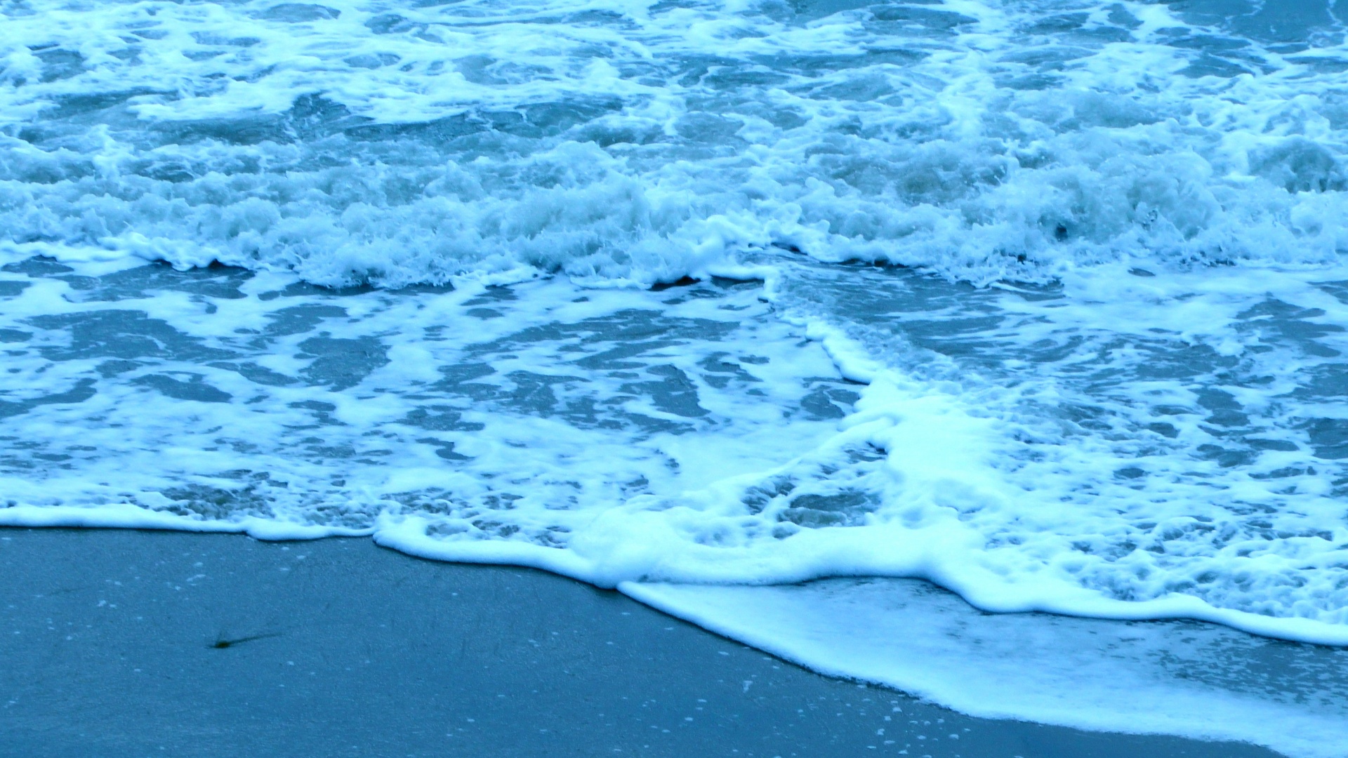 Las olas del mar océano en la playa