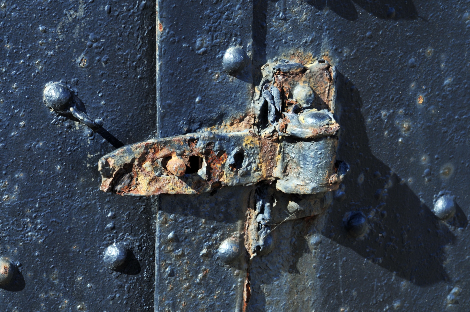 Bisagra de puerta oxidada vieja