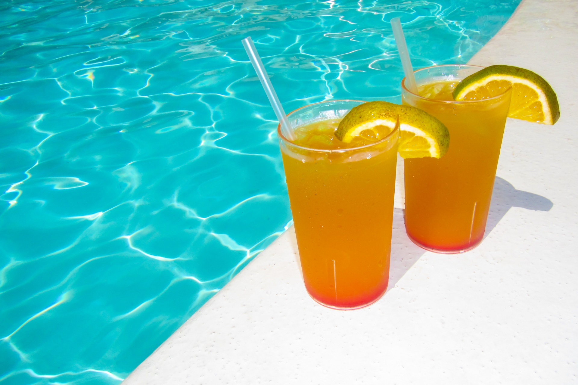Suco de laranja na piscina