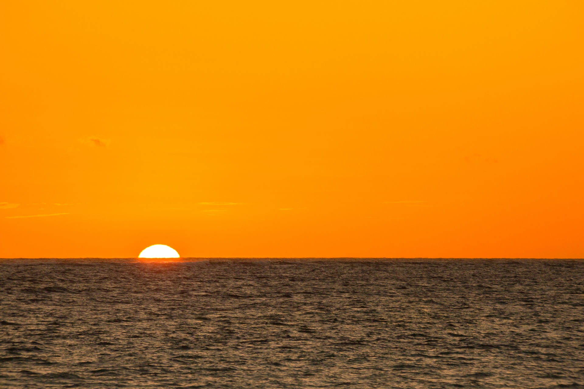 オレンジの海の日の出