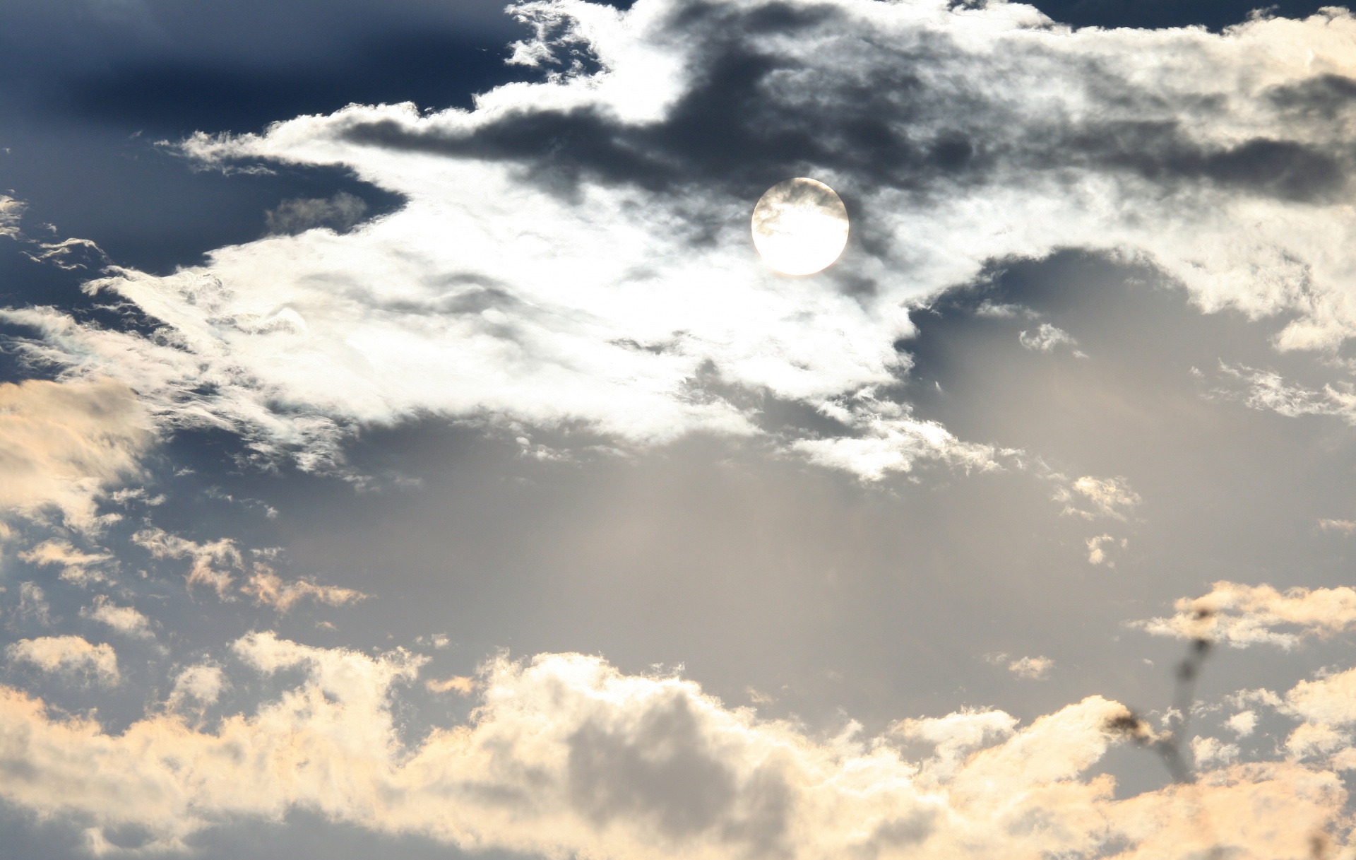 Orbe de sol através das nuvens