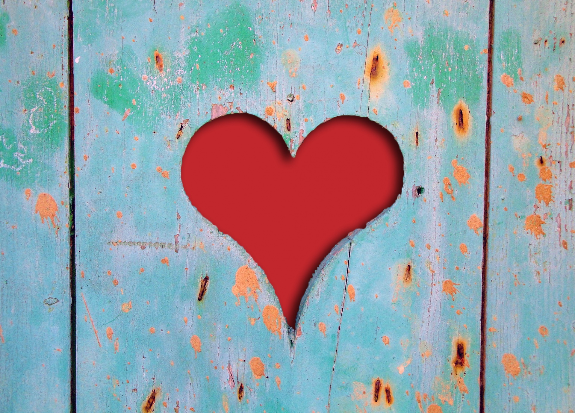 Coração Vermelho esculpida em madeira