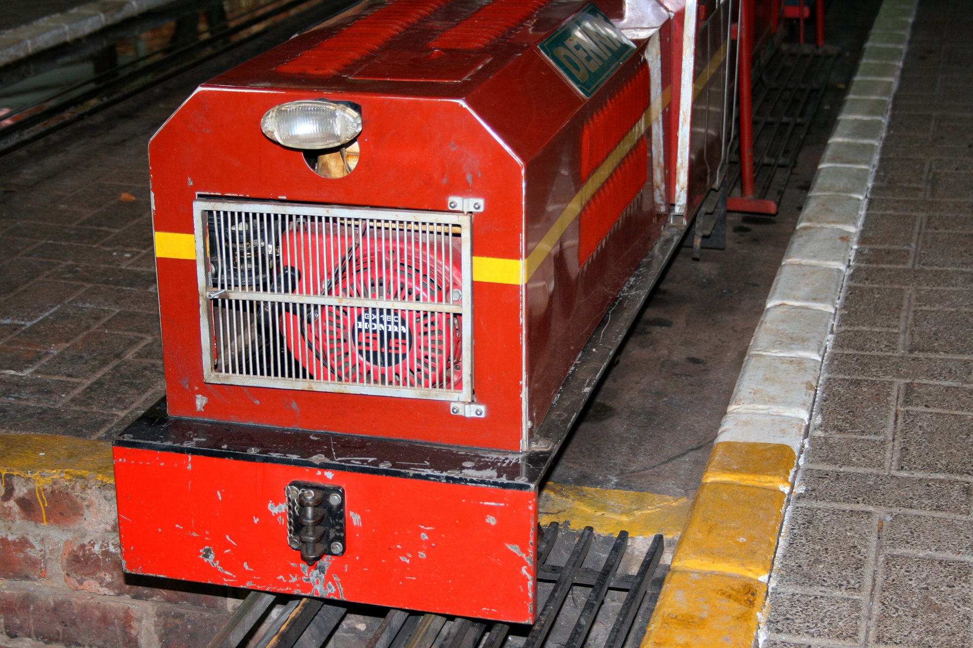 Motor do trem do modelo vermelho