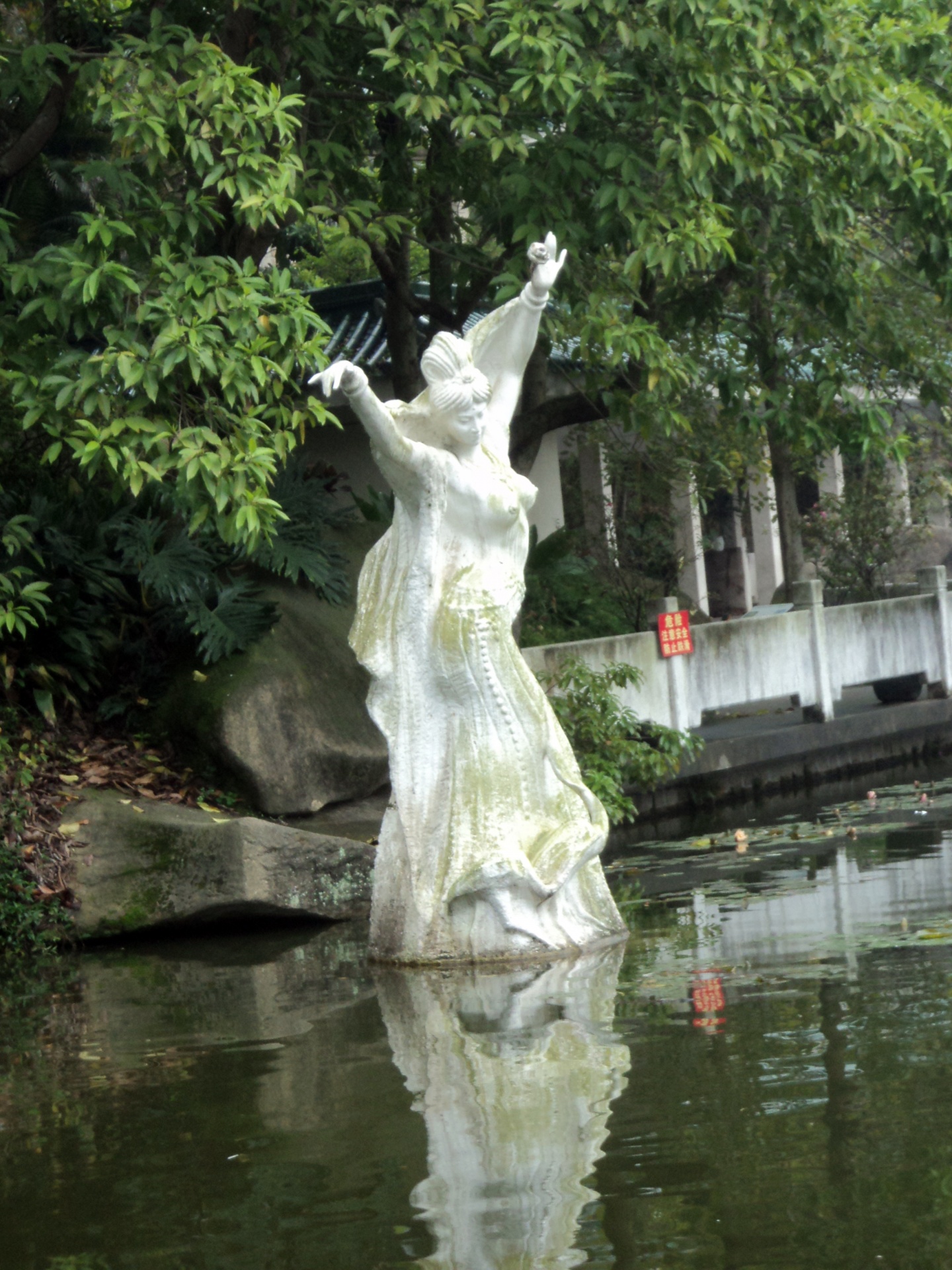 Estátua no lago