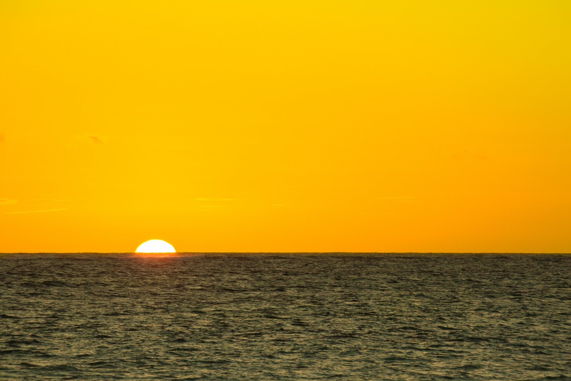 黄色の海の日の出