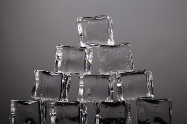 Cubos de hielo imagen de archivo. Imagen de deslizadizo - 3234507