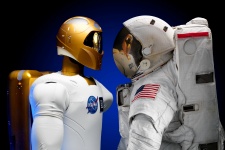 Astronautul și Robonaut Shake Hands
