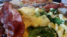 O pequeno-almoço ovos espinafre e bacon