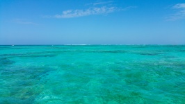 Caribische zee en de blauwe hemel