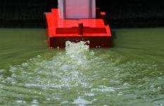 Rozbrázděn voda za modelu lodi