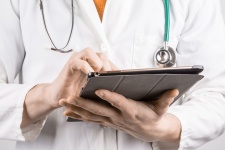 Arts met een tablet