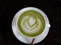 O chá verde quente com arte do coração