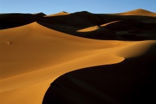 Scénické písečnými dunami a stíny