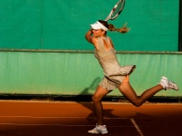 Tennis-Spieler-Returns Serve