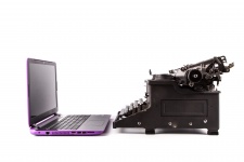 Máquina de escribir y ordenador portátil