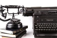 Máquina de escrever com livro e telefone