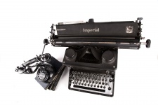 Máquina de escrever com livros eo telefo